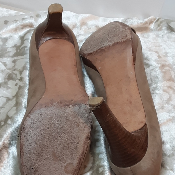 Stuart Weitzman Vintage Open Toe Suede Pump Size 9.5. - Picture 13 of 14